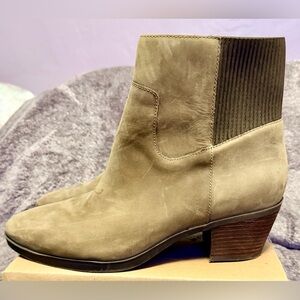 Vionic Shantelle Water proof Ankle Booties Women’s size 9W